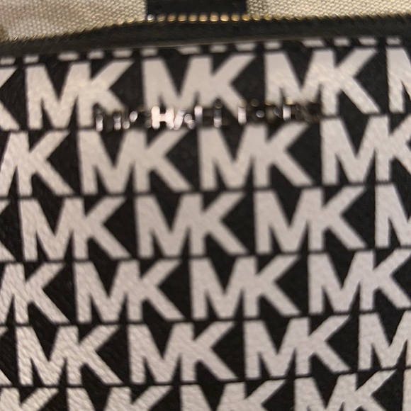 NWOT micheal kors monogrammed black and white wristlet wallet so fine 7 card - Picture 9 of 9